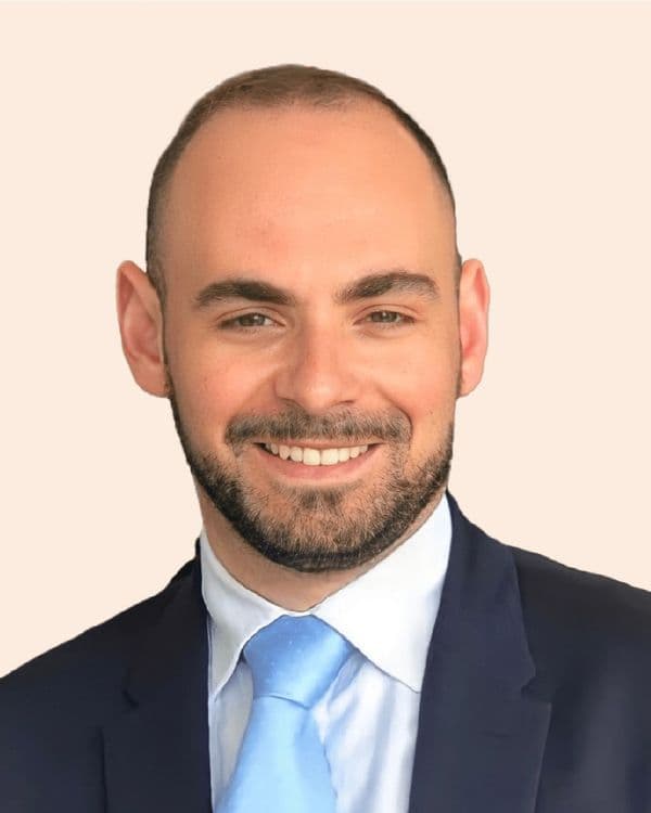 Portret zyrtar i Andi Skënderi, anëtar i Komitetit Drejtues të Dhomës së Avokatisë Tiranë