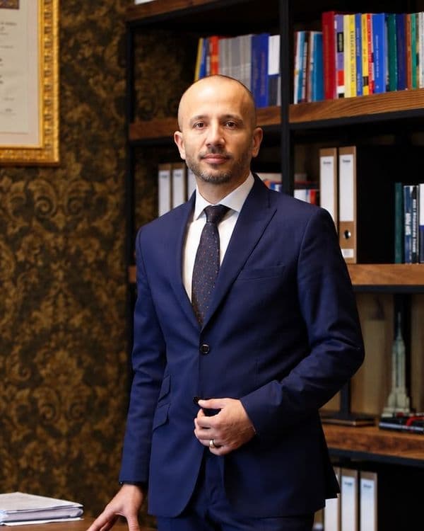 Portret zyrtar i Besnik Çerekja, përfaqësues i Dhomës së Avokatisë Tiranë në Këshillin e Përgjithshëm të Dhomës së Avokatisë të Shqipërisë