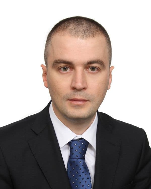 Portret zyrtar i Julian Mërtiri, përfaqësues i Dhomës së Avokatisë Tiranë në Këshillin e Përgjithshëm të Dhomës së Avokatisë të Shqipërisë