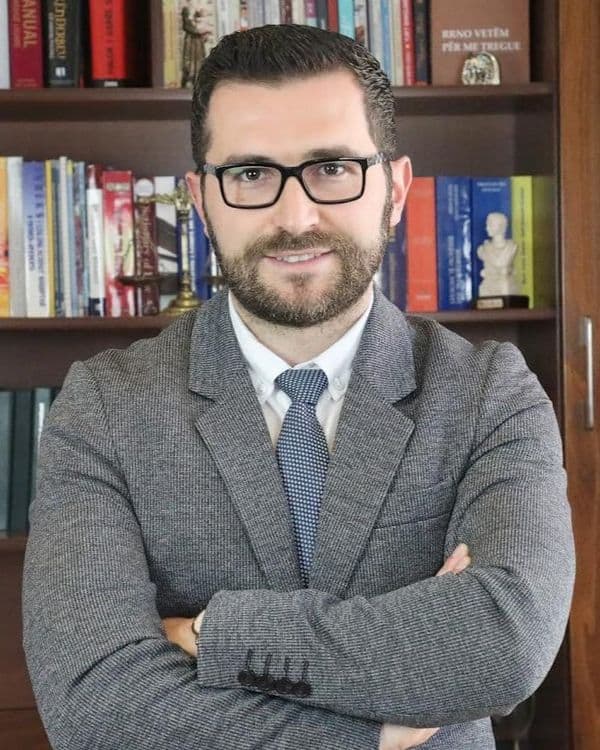 Portret zyrtar i Redi Ramaj, përfaqësues i Dhomës së Avokatisë Tiranë në Këshillin e Përgjithshëm të Dhomës së Avokatisë të Shqipërisë