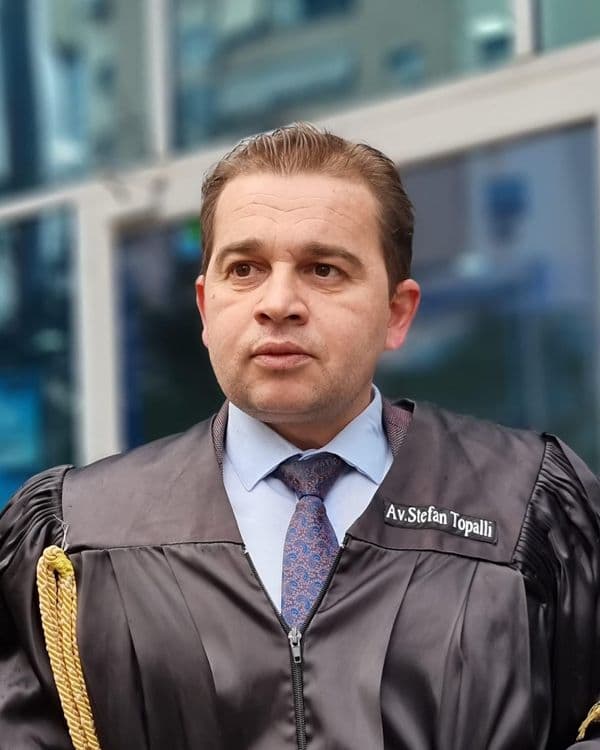 Portret zyrtar i Stefan Topalli, përfaqësues i Dhomës së Avokatisë Tiranë në Këshillin e Përgjithshëm të Dhomës së Avokatisë të Shqipërisë